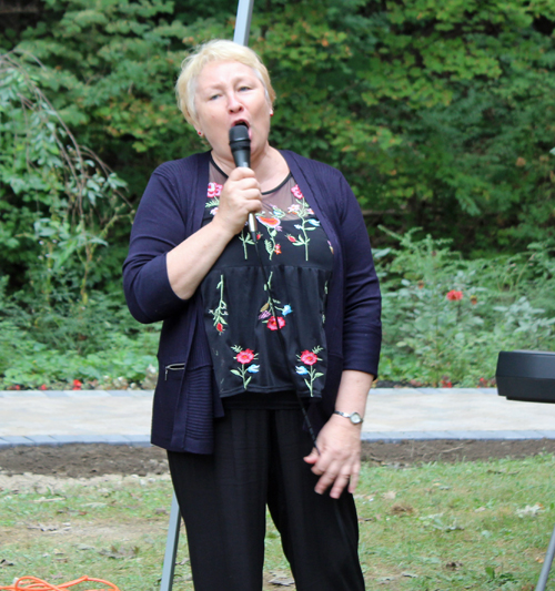 Olga Druzhinina singing at the Russian Garden dedication